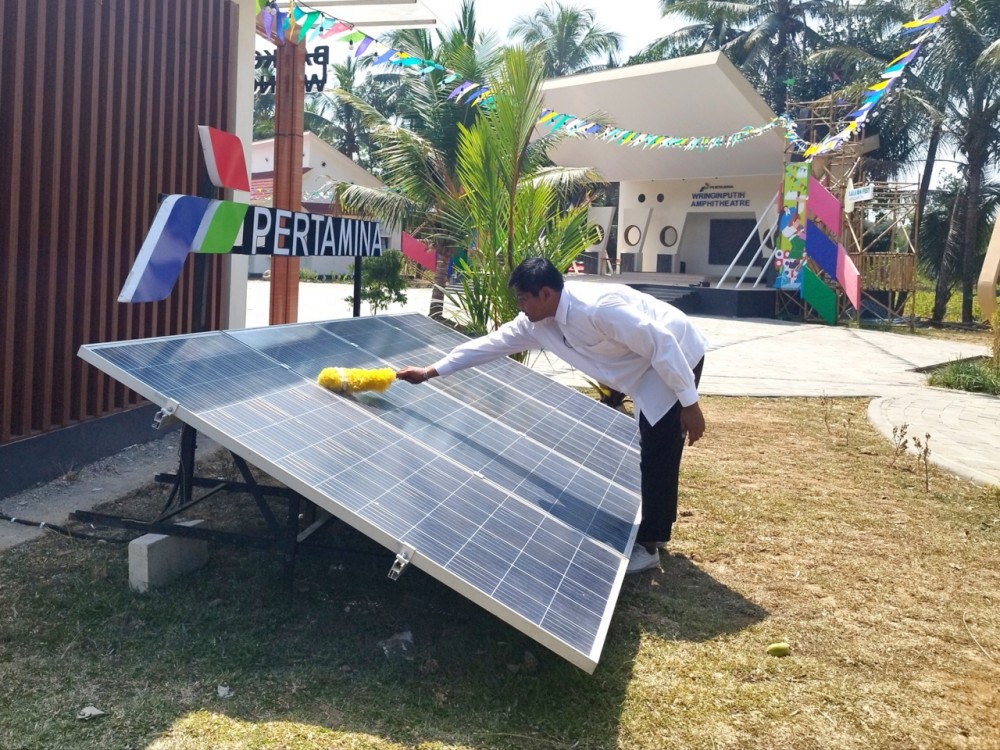 Pegawai di Balkondes Wringinputih Membersihkan Panel Surya, di Balai Perkonomian Desa (Balkondes) Wringinputih, Kemacatan Borobudur, Kabupaten Magelang, Jawa Tengah. MI/Ardi Teristi Hardi